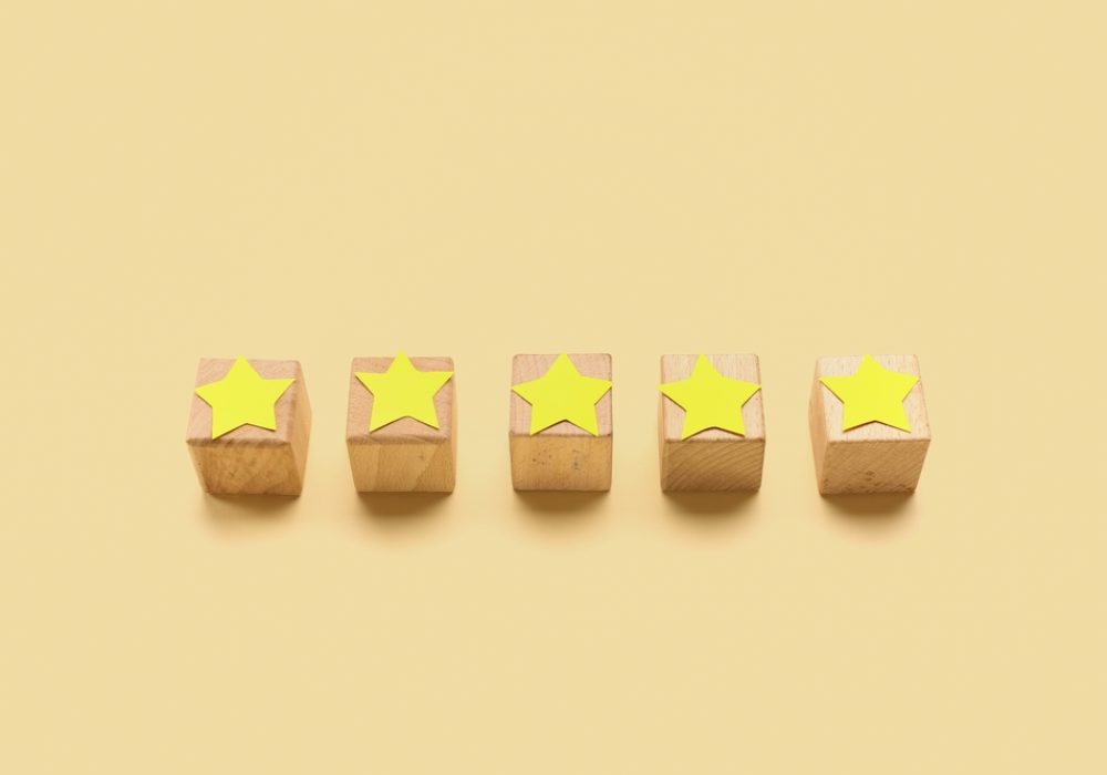 Five,Cubes,With,Stars,On,Beige,Background.,Customer,Experience,Concept