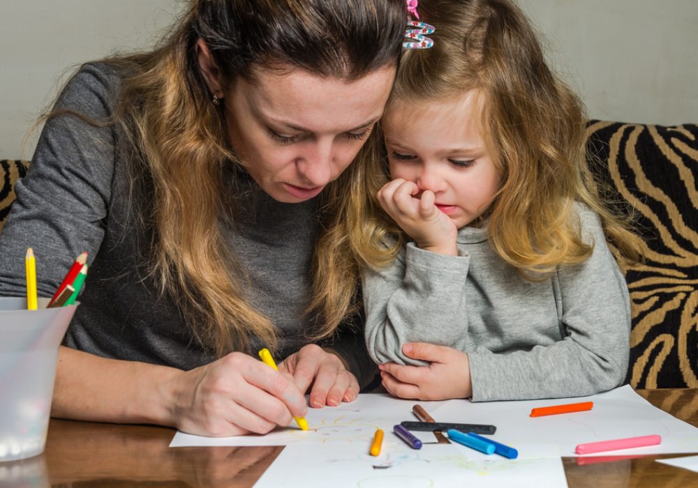 Young,Beautiful,Mother,With,Her,Daughter,Draw,With,Colorful,Pencils